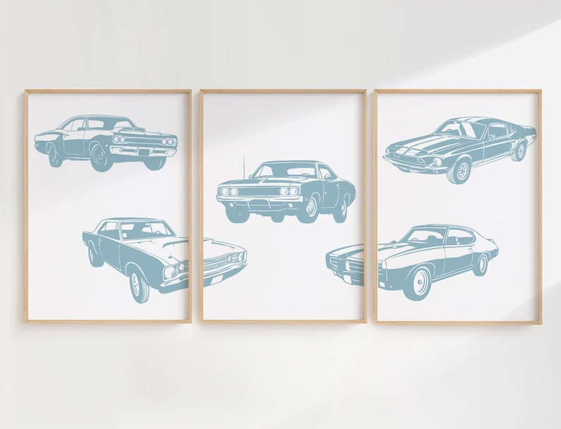 Pode incluir: Tr&ecirc;s impress&otilde;es emolduradas de carros musculares vintage azuis em silhueta em uma parede branca. Os carros s&atilde;o um Dodge Charger, um Ford Mustang e um Chevrolet Camaro.