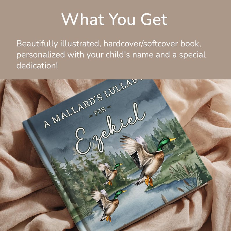 Może przedstawiać: Kwadratowa książka zatytułowana A Mallard's Lullaby for Ezekiel z akwarelową ilustracją trzech krzyż&oacute;wek lecących nad niebieską rzeką i zielonym lasem. Tekst na okładce zawiera tytuł oraz imię Ezekiel napisane białym pismem odręcznym.