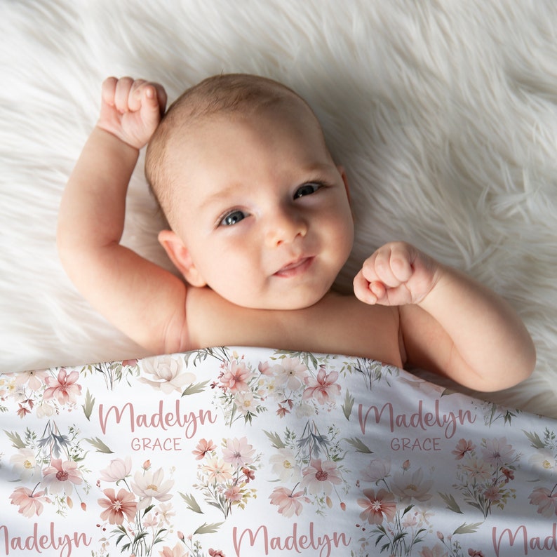 Custom Wildflower Baby Name Blanket Personalized Pink Flower Swaddle Hospital Blanket New Mom Gift Floral Boho Newborn Gift Baby Shower Gift bild 3
