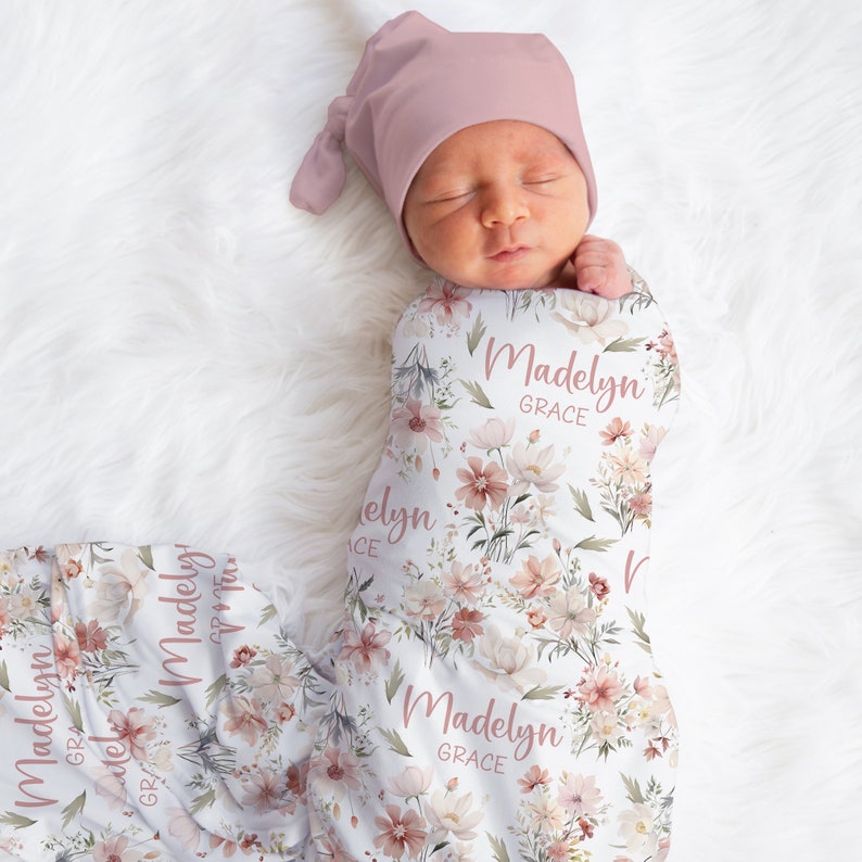 Custom Wildflower Baby Name Blanket Personalized Pink Flower Swaddle Hospital Blanket New Mom Gift Floral Boho Newborn Gift Baby Shower Gift bild 2