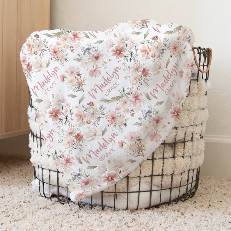 Custom Wildflower Baby Name Blanket Personalized Pink Flower Swaddle Hospital Blanket New Mom Gift Floral Boho Newborn Gift Baby Shower Gift bild 1