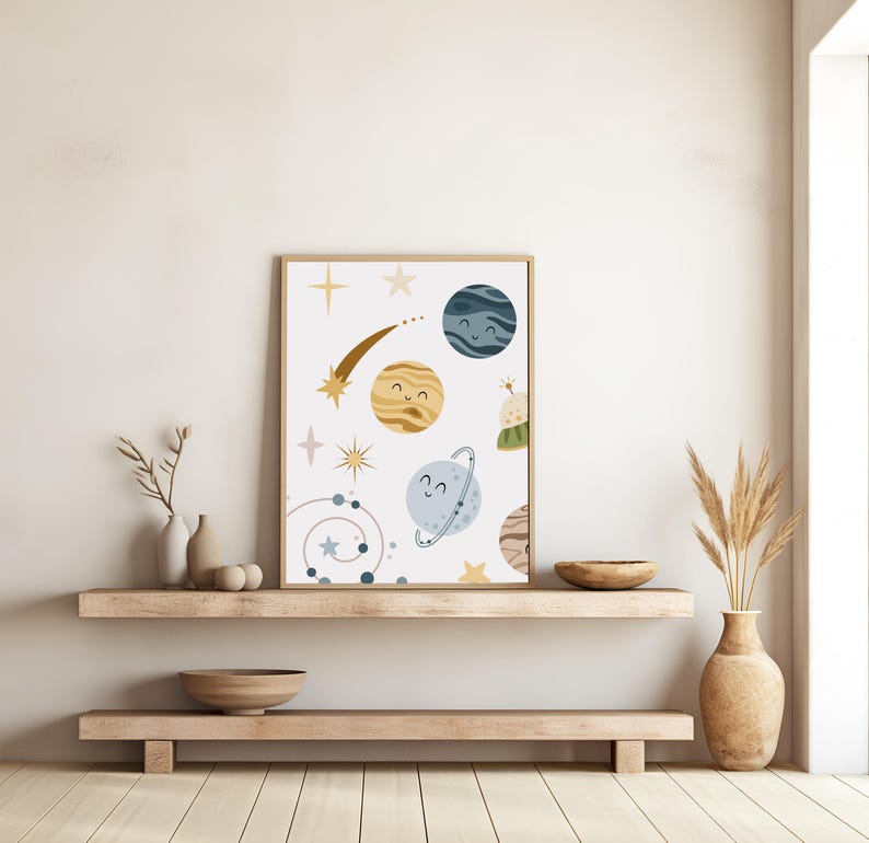 K&ouml;nnte beinhalten: Ein wei&szlig;er Hintergrund mit einer fantasievollen Illustration von Planeten, Sternen und einem Kometen. Die Planeten haben l&auml;chelnde Gesichter und sind in Blaut&ouml;nen, Gelb und Braun gehalten. Die Sterne sind golden und rosa.