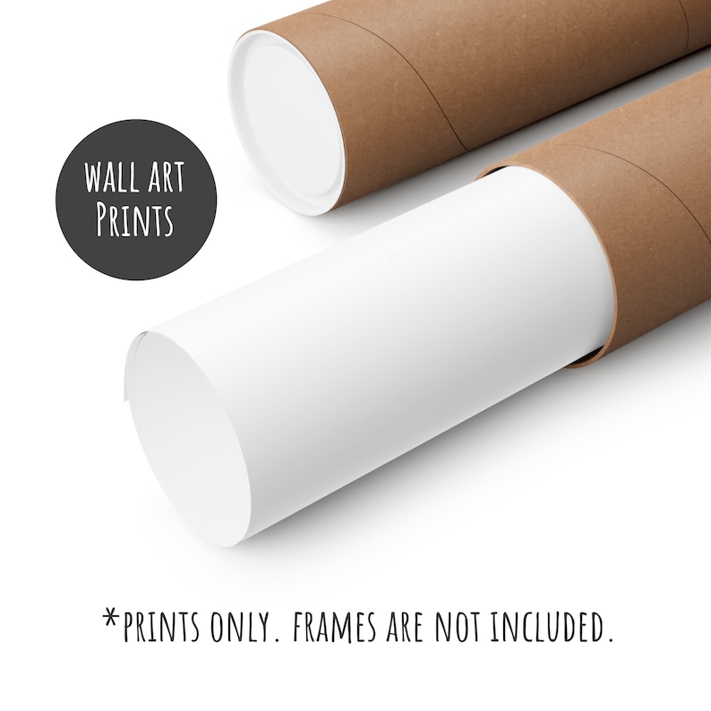 K&ouml;nnte beinhalten: Ein aufgerollter wei&szlig;er Druck in einer braunen Pappr&ouml;hre. Der Text "WALL ART PRINTS" ist in einem schwarzen Kreis sichtbar. Der Text "*PRINTS ONLY. FRAMES ARE NOT INCLUDED." ist unterhalb der R&ouml;hre sichtbar.