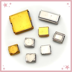 Könnte beinhalten: Eine Sammlung von acht modularen Armbandgliedern in verschiedenen Größen und Ausführungen. Das Set enthält rechteckige und quadratische Glieder in polierten Gold- und Silbertönen, einige mit runden oder herzförmigen Vertiefungen.