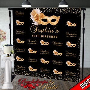 Puede incluir: Un telón de fondo digital negro y dorado con una máscara de mascarada dorada y el texto "Sophia's 50th Birthday". El telón de fondo está decorado con purpurina dorada y plumas.