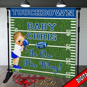 Könnte beinhalten: Ein blauer und grüner Fußballfeld-Hintergrund mit dem Text "TOUCHDOWN BABY CHRIS Is On His Way!" und einem Cartoon-Baby, das einen Footballhelm hält.