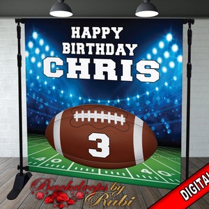 Könnte beinhalten: Ein blauer und grüner Fußball-Hintergrund mit einem Fußball und den Worten "Happy Birthday Chris" in weißer Schrift. Der Fußball hat die Nummer "3" drauf.