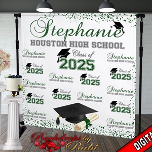 Peut inclure: Fond de scène de graduation blanc avec des confettis verts et gris. Le texte "Stephanie Houston High School Class of 2025" est répété sur tout le fond.