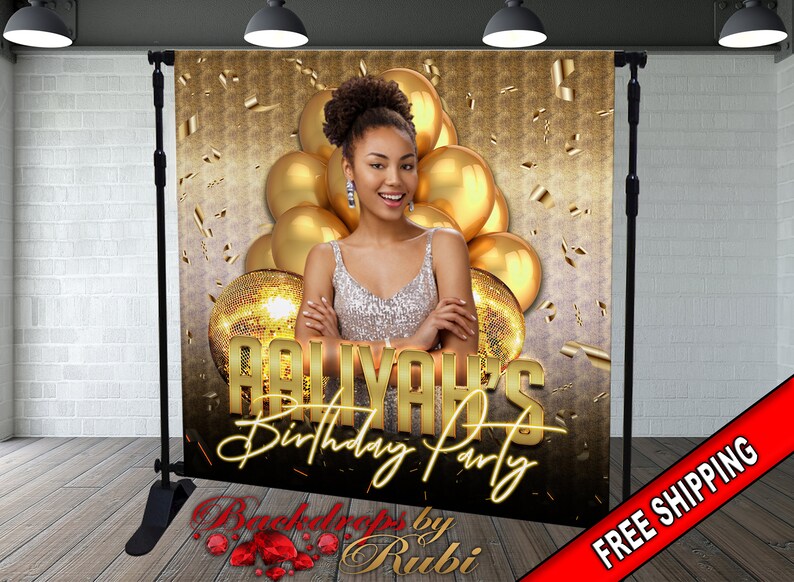 Może przedstawiać: Złote tło z kobietą w błyszczącej sukience i złotymi balonami. Tekst "Aaliyah's Birthday Party" jest napisany złotymi literami na czarnym tle. Tekst "Backdrops by Rubi" jest napisany czerwonymi i białymi literami.