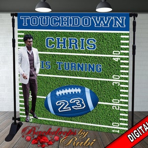 Peut inclure: Une toile de fond numérique pour une fête d'anniversaire sur le thème du football américain. La toile de fond représente un terrain de football vert avec des lignes de yard blanches, un ballon de football bleu avec le numéro 23 et le texte "TOUCHDOWN CHRIS IS TURNING".