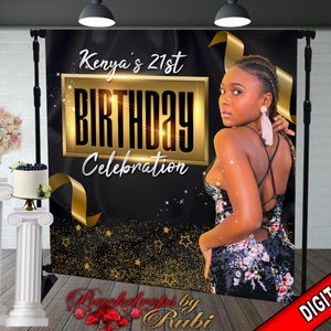 Könnte beinhalten: Ein schwarzer und goldener Geburtstagshintergrund mit dem Text "Kenya's 21st Birthday Celebration" und einer Frau in einem schwarzen Paillettenkleid. Der Hintergrund ist mit goldenem Glitzer und Sternen verziert.