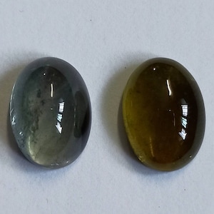 Cabochão de Turmalina Verde Natural: Pedra Oval (14 x 10 mm)