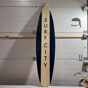 Handmade Wooden Surfboard Wall Art – “Surf City” Coastal Beach House & Nautical Decor – Rustic Surfboard Sign for Wall Hanging | Surfbrett