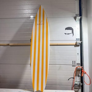 Tabla de surf decorativa personalizada con logotipo grabado para stand comercial.