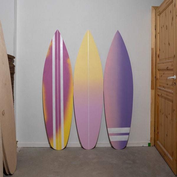 Decorazione sfumata di arte della parete con tavola da surf in legno