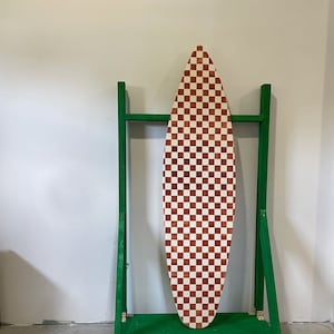 Handgefertigtes Surfbrett aus Holz - Vintage Schach-inspiriertes Design für die Einrichtung an der Küste