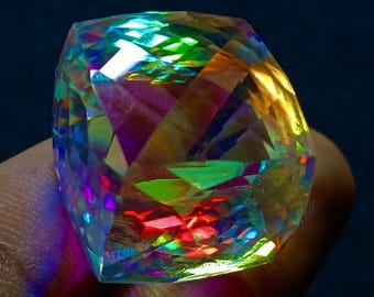Colgante de gema facetada mística de fuego arcoíris (35-45 ct, 14x14x13 mm)