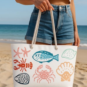 Übergroße Strandtasche mit Seilgriffen und Küstensymbolen wie Hummer, Seesterne und Muscheln - perfekt für Wochenendausflüge und sonnige Kurzurlaube!