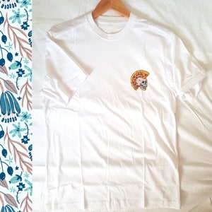 Broderad dödskalle med lapp herr-T-shirt / casual-T-shirts / Present till honom, män, pappa, make / bomulls-T-shirts / herr-T-shirts / Dödskalle-T-shirt