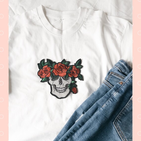 Camiseta con rosa bordada hombre hotsell