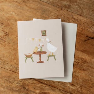 Carte de souhaits avec Illustration d'oie et oison canard qui décore anniversaire et fleurs