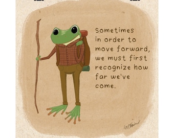 Könnte beinhalten: Eine digitale Illustration eines grünen Frosches in einem braunen karierten Hemd und einer braunen Hose, der einen braunen Rucksack trägt und einen hölzernen Wanderstock hält. Der Text lautet: Sometimes in order to move forward, we must first recognize how far we've come.
