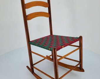 Miniatyrgungstol, dockskåpsgungstol --28 cm H, 10,7 cm B, 16,2 cm D