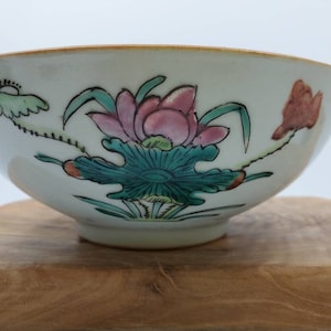 Antique 19th Century Chinese Porcelain Bowl with Floral Designs with Maker&#39;s Mark, Excellent Condition.