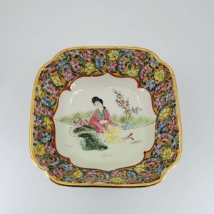 Antique Chinese Porcelain Square Bowl with Floral Designs and Woman in Kimono, Qing Dynasty Maker&#39;s Mark, Excellent Condition.