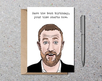 Op de afbeelding: Een verjaardagskaart met een cartoonillustratie van een man met een baard en de tekst "Have the best birthday, your time starts now."