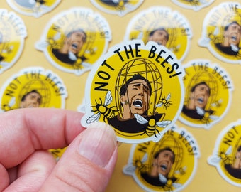 Könnte beinhalten: Ein Satz gelber und schwarzer Aufkleber mit dem Text "Not the Bees!" und einem Cartoon-Bild eines Mannes mit Bienen um den Kopf. Der Mann trägt ein schwarzes Hemd und hat einen ängstlichen Gesichtsausdruck.