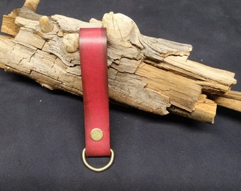 schlichter und edler Schlüsselanhänger aus rotem Leder