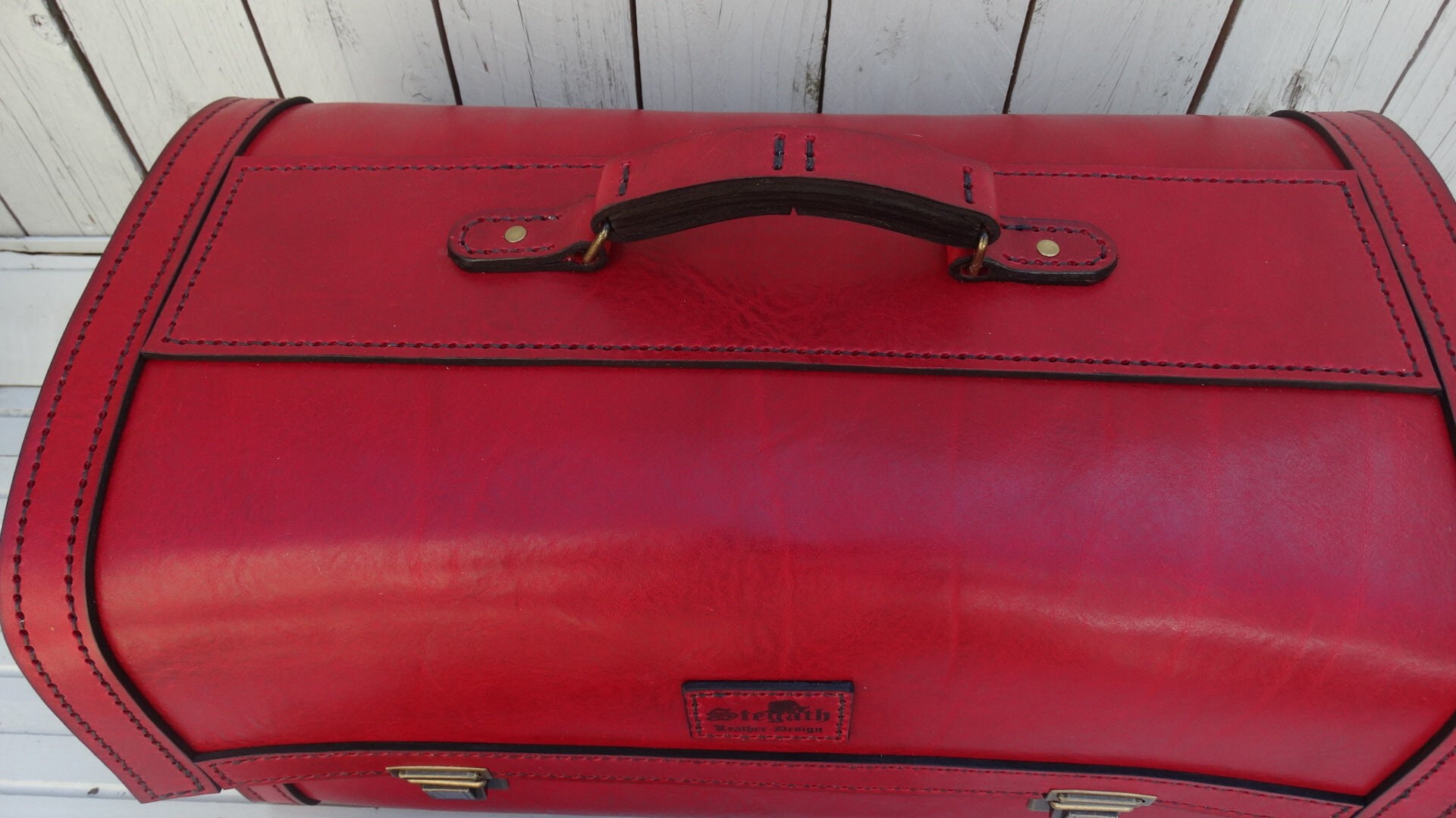Grande valise rouge Banque de photographies et d'images à haute