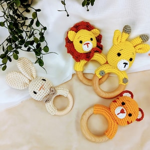 Crochet baby rattle with grip ring made of beech wood zdjęcie 4