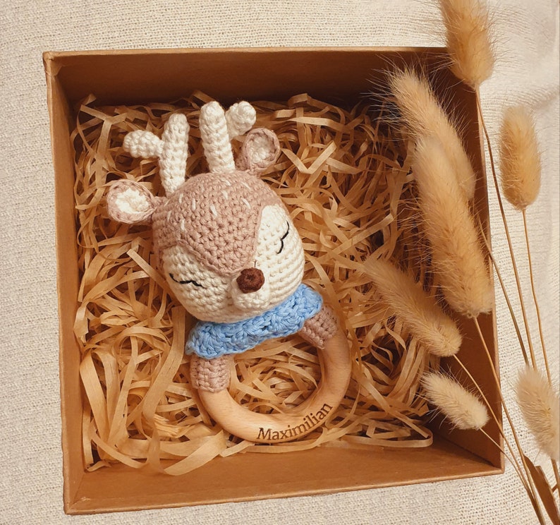 Hochet bébé au crochet avec anneau de préhension en bois de hêtre image 7