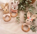 Crochet baby rattle with grip ring made of beech wood product logo