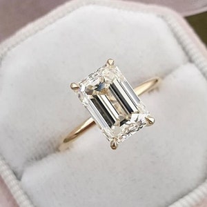 Bague de fiançailles moissanite taille émeraude 5 carats, bague de fiançailles moissanite émeraude, bague taille émeraude, bague halo caché, bague halo invisible