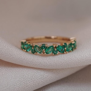 Alliance émeraude demi-éternité avec pierre de naissance verte Alliance pour femme élégante, cadeau fête des mères, bague en or jaune 14 carats, bijouterie fine