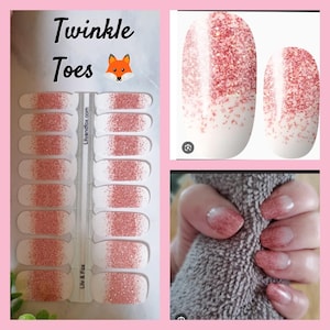 Może przedstawiać: Zestaw pasków do paznokci z białą bazą i efektem różowego brokatu typu gradient. Opakowanie zawiera napis Twinkle Toes z ikoną lisa oraz nazwę marki Lily and Fox. Paski są pokazane w formie zaaplikowanej na paznokcie dłoni.