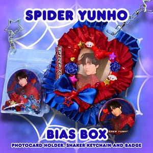 Puede incluir: Un set Bias Box con una foto de una persona con un disfraz de Spider-Man. El set incluye un portatarjetas fotográfico, un llavero agitador y una insignia. El marco en forma de corazón es rojo y azul, con el texto "SPIDER YUNHO" y "BIAS BOX".