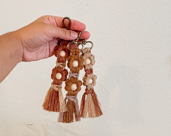 Macrame flower keychain, boho accessories for your keys, keychain with wooden beads