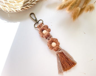 Macrame flower keychain, boho accessories for your keys, keychain with wooden beads