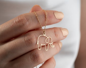 Può includere: Una collana con catena dorata e un delicato ciondolo a forma di elefante. L'elefante è realizzato in filo sottile e ha un design semplice e minimalista.
