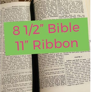 Pu&ograve; includere: Un segnalibro in pelle nera con un ciondolo a forma di colomba d'argento, una Bibbia di 8 1/2 pollici e un nastro di 11 pollici. La Bibbia &egrave; aperta al libro dei Maccabei, capitolo 5.