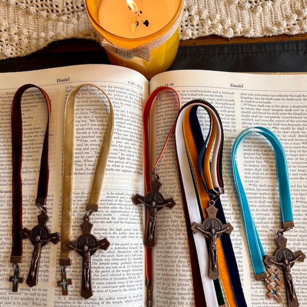 Marcapáginas católico con crucifijo y cinta de terciopelo: Medalla de San Benito, Crucifijo de cobre para guardar páginas del misal.