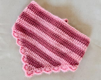 The Roo - übergroßes gehäkeltes Haustier-Bandana-Muster mit gezackter Kante
