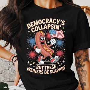 Art numérique drôle de hot-dog, conception de drapeau des Etats-Unis, 4 juillet PNG, téléchargement patriotique, impression d'effondrement de démocratie, art de Weiners Be Slappin