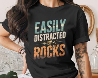 Fácilmente distraído por las rocas PNG, Regalo divertido para geólogos, Diseño digital para coleccionistas de rocas, Frase sobre la búsqueda de rocas, Impresión artística con texto desgastado