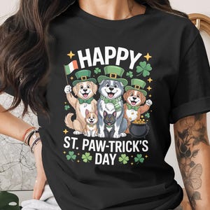 Könnte beinhalten: Rustikales Holzschild mit dem Text "Welcome to our home" in handschriftlichem Stil. Das Schild hat eine Used-Optik und ein schlichtes, einladendes Design, ideal für die Eingangsbereichsdekoration.