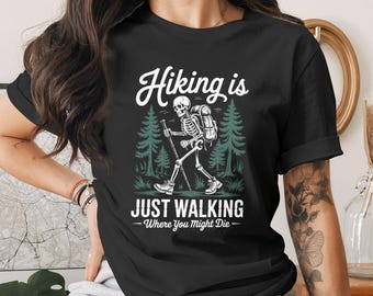 Impresión digital de esqueleto de senderismo, cita divertida de senderismo PNG, regalo espeluznante para excursionistas, el senderismo es solo caminar donde podrías morir, 300 ppp